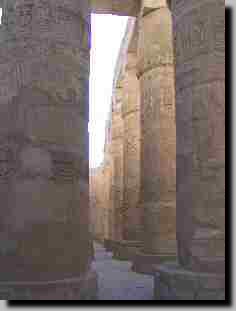 Salle hypostyle, situe entre le deuxime et le troisime pilne, fort de 134 colonnes.